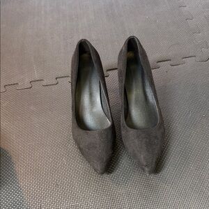 Classic Black Pointed-Toe Women's Pumps